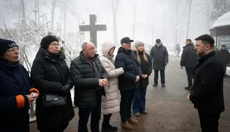 Президент ушанував Героїв Крут на Аскольдовій могилі: хто був поруч і чиї імена пролунали