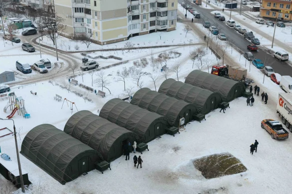 Два наметові містечка на Троєщині: як кияни рятуються від холоду після обстрілу?