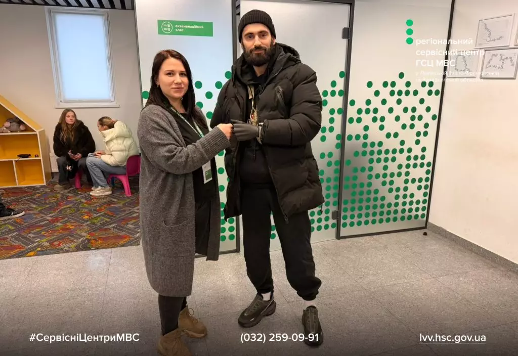 Учасник проєкту «Безбар’єрні автошколи» отримує сертифікат у сервісному центрі МВС Львова