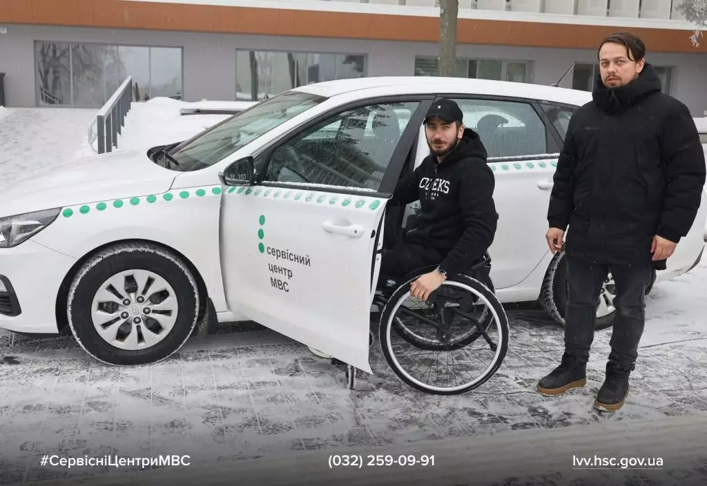 Учасник проєкту «Безбар’єрні автошколи» біля авто з ручним керуванням у сервісному центрі МВС Львова