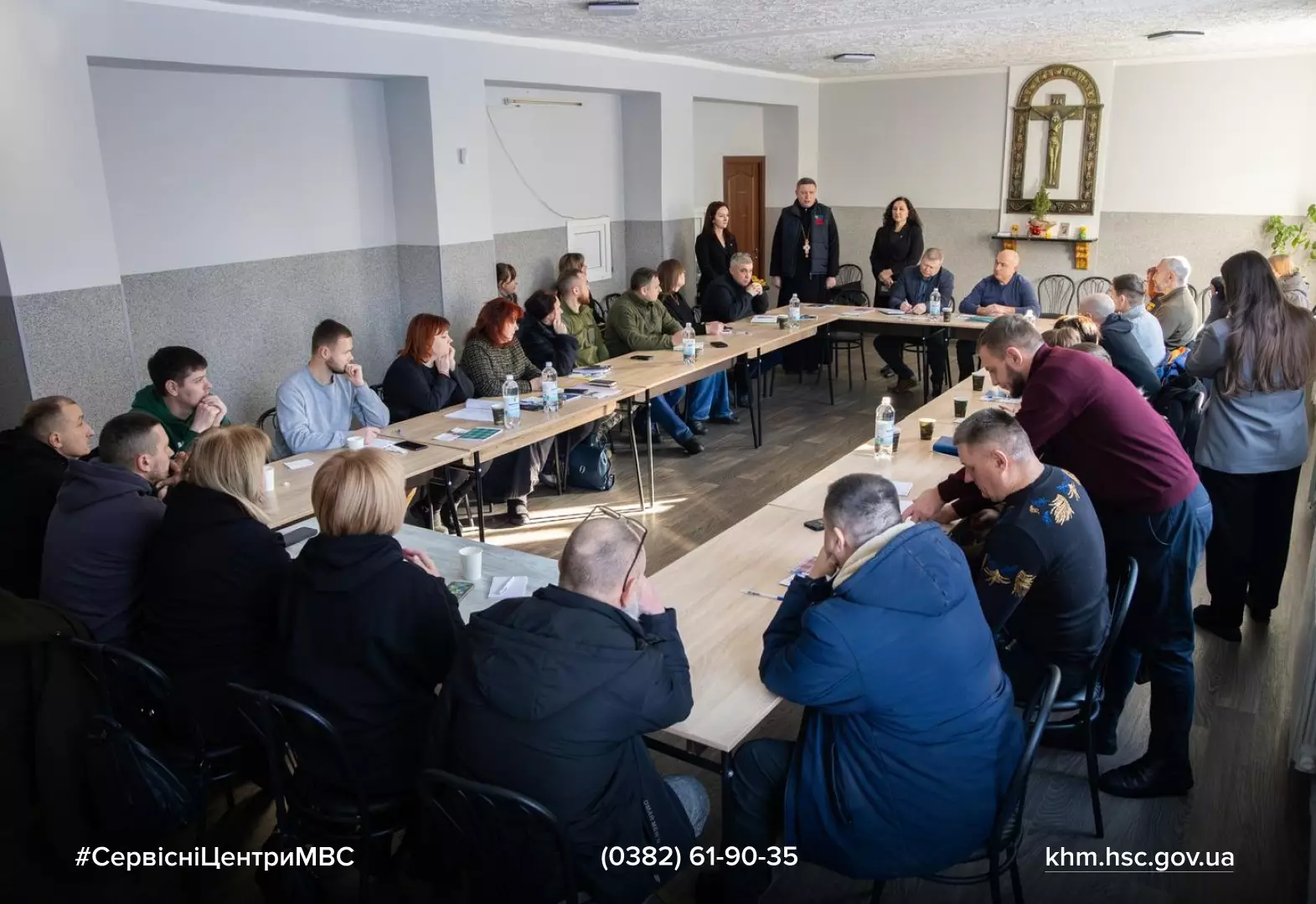 Учасники обговорюють проєкт «Безбар’єрні автошколи» за круглим столом у сервісному центрі МВС