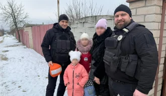 Евакуація під обстрілами на Херсонщині: поліцейські та волонтери вивезли дві родини з дітьми, коли дрони РФ чатували на дорогах