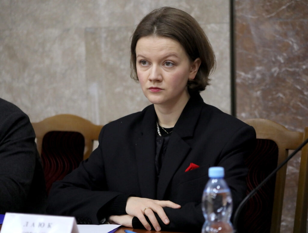 Жінка в діловому костюмі сидить за столом на зустрічі з питань реформ у сфері культури в Києві