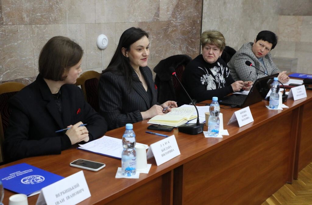 Учасники зустрічі обговорюють реформи у сфері культури за круглим столом у Києві