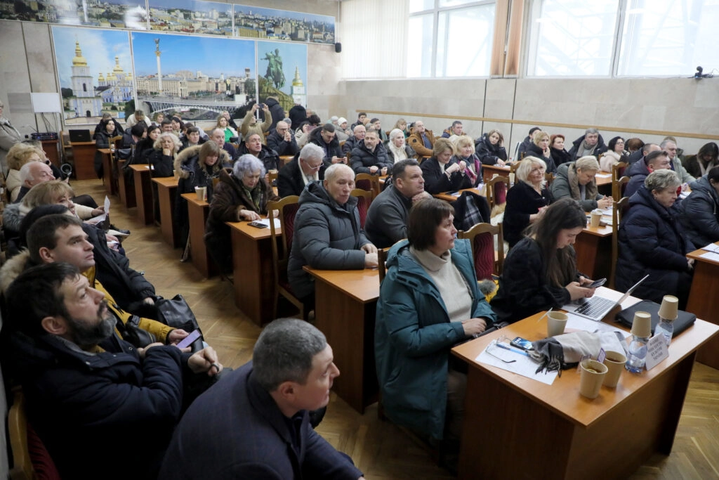 Учасники зустрічі в залі обговорюють реформи у сфері культури, присутні представники профспілок і закладів