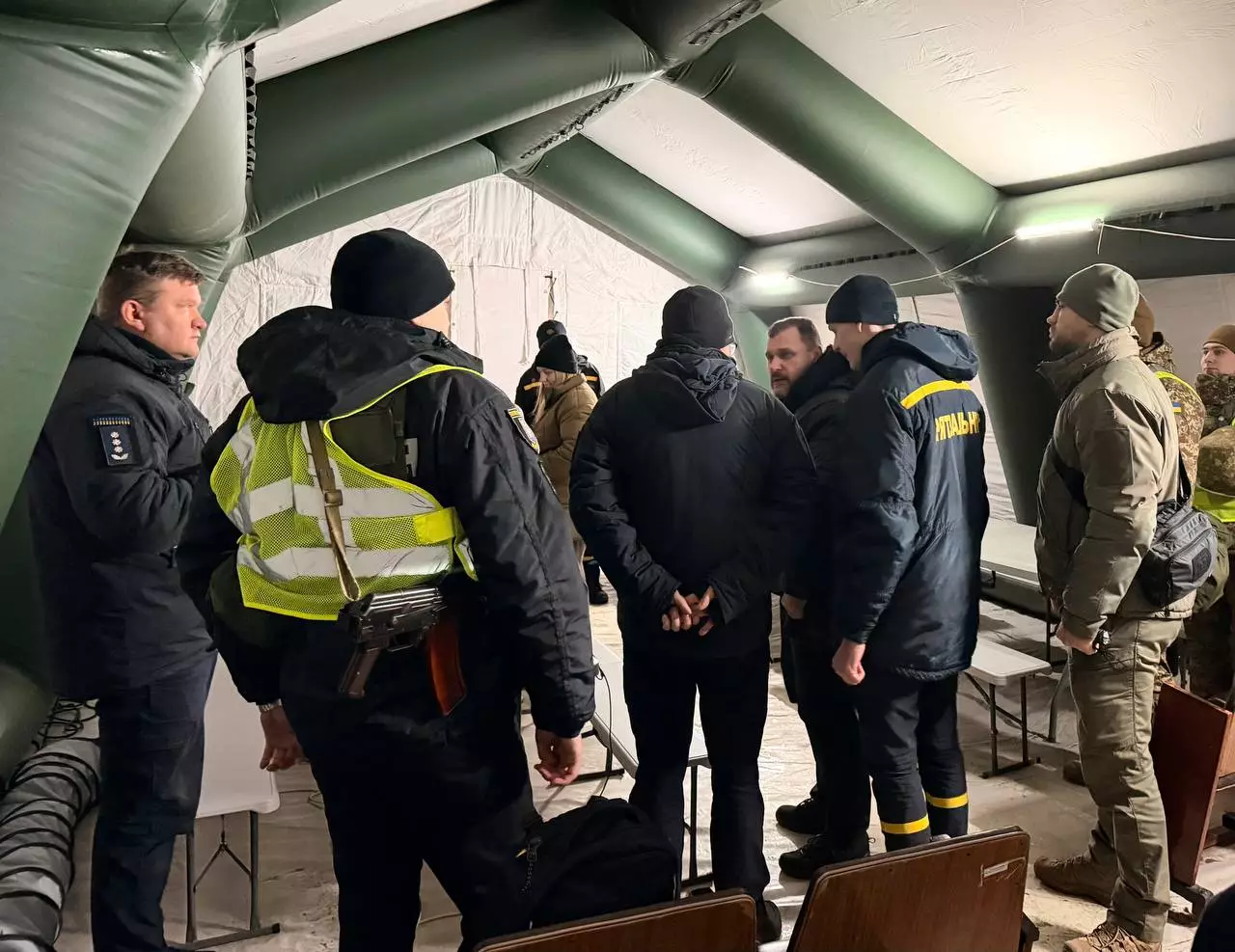 Рятувальники та військові обговорюють розгортання пункту обігріву в наметі під час кризи в Києві