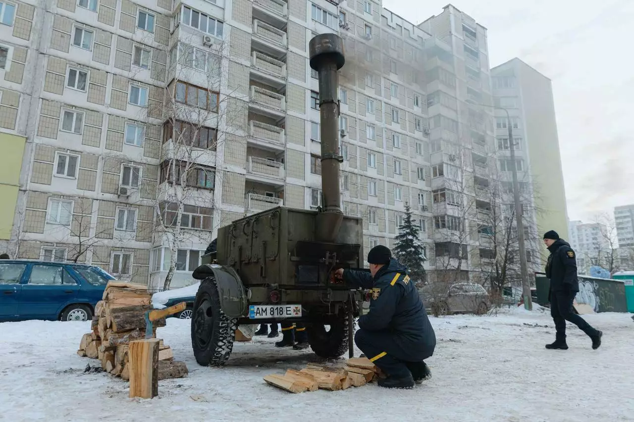 Рятувальники встановлюють піч для обігріву біля багатоповерхівки в зимовий період