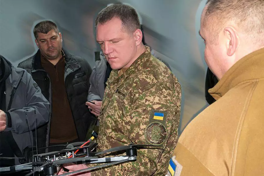 Командувач НГУ оглядає дрон разом з військовими під час візиту на південні напрямки України