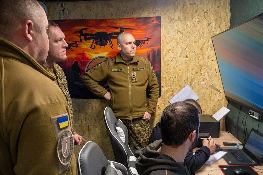 Командувач НГУ та офіцери в командному центрі обговорюють стратегії аеророзвідки на півдні України