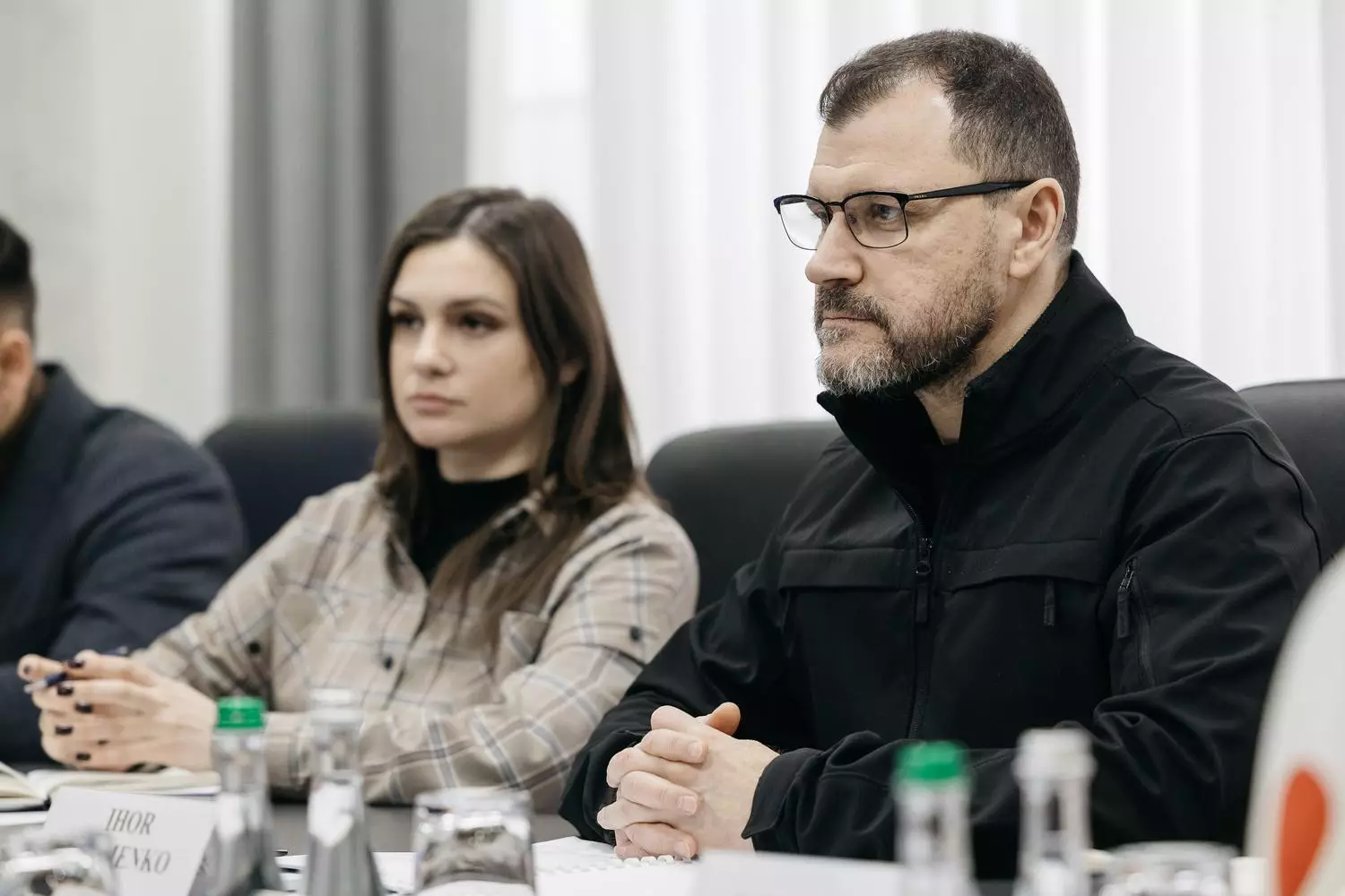 На зображенні двоє людей сидять за столом під час підписання угоди між Україною та JICA