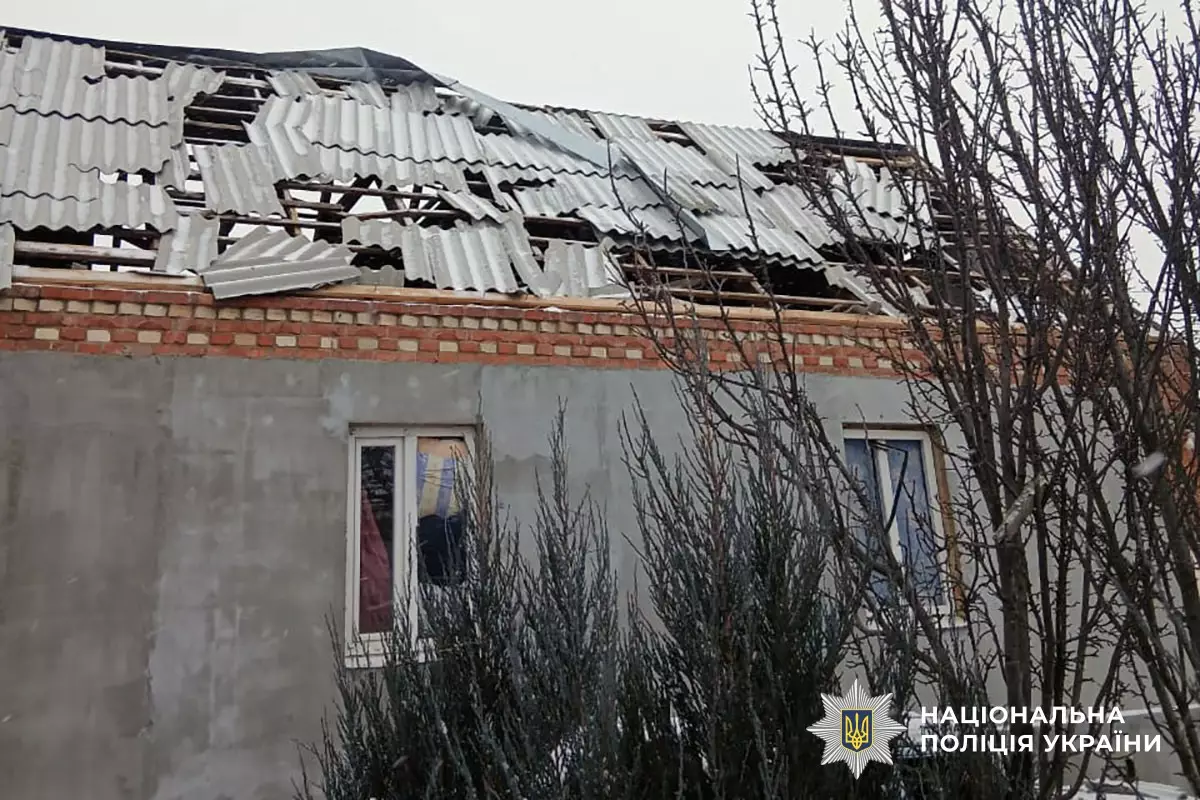 Пошкоджений будинок з розбитим дахом після обстрілів у прифронтовому регіоні України
