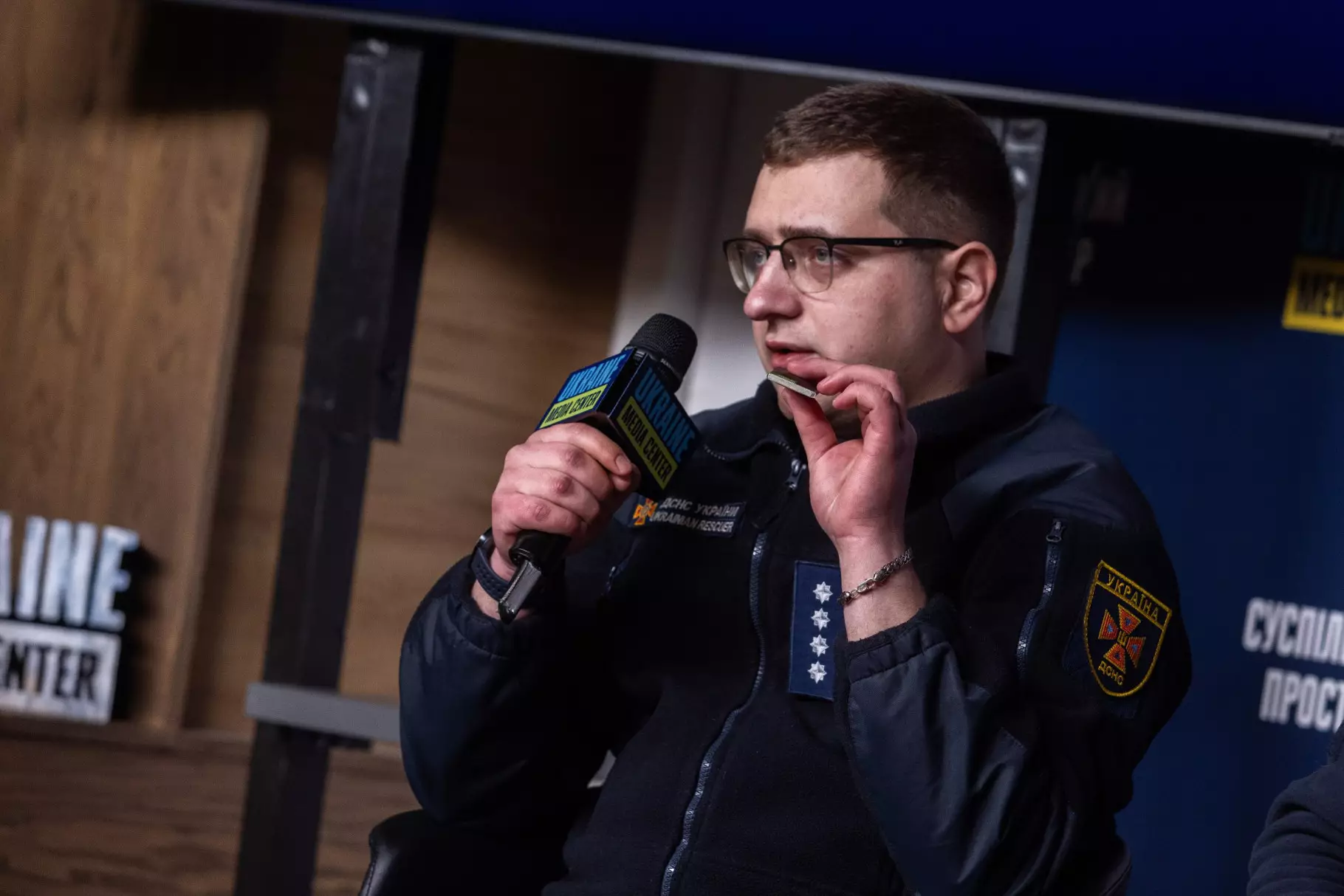 Рятувальник ДСНС України виступає на брифінгу, обговорюючи причини пожеж та правила безпеки