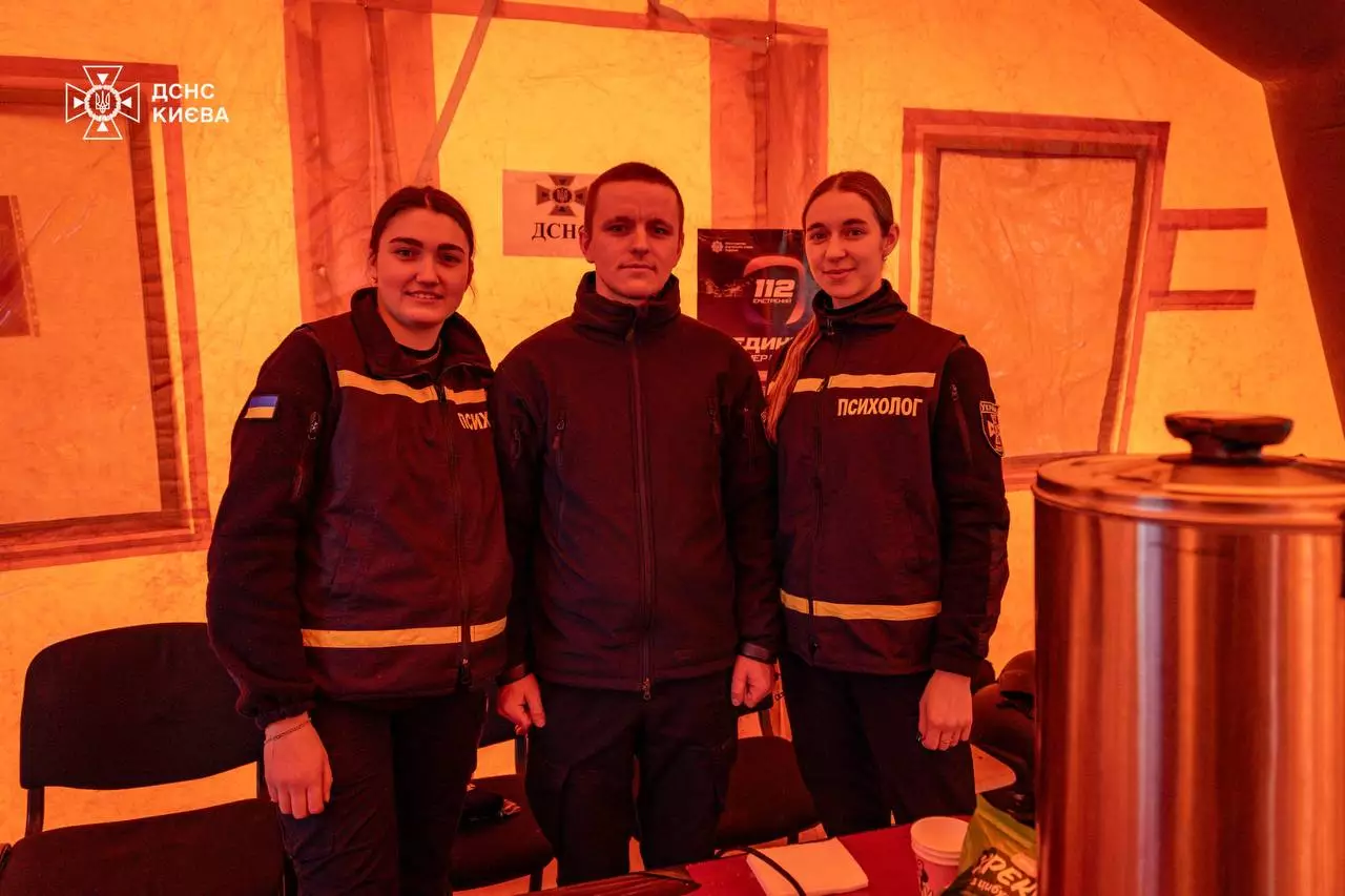 Рятувальники ДСНС у пункті обігріву в Києві, забезпечують допомогу під час відключень тепла та світла
