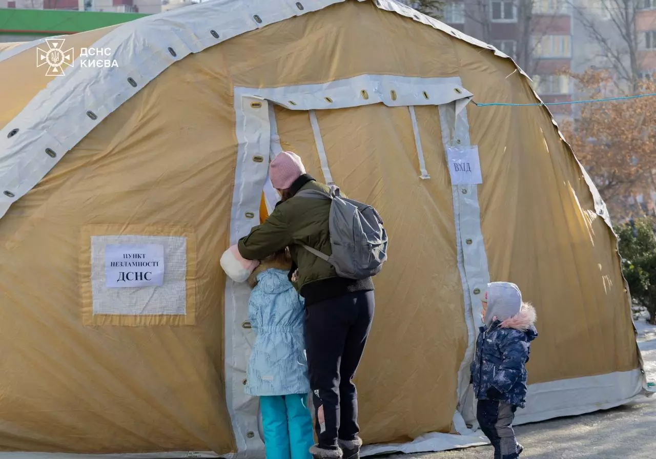 Люди заходять до пункту обігріву ДСНС у Києві під час відсутності тепла та електрики