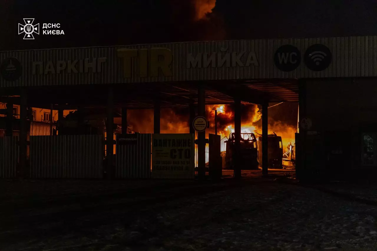Пожежа на автозаправній станції вночі після обстрілу, вогонь охопив будівлю, дим піднімається в небо