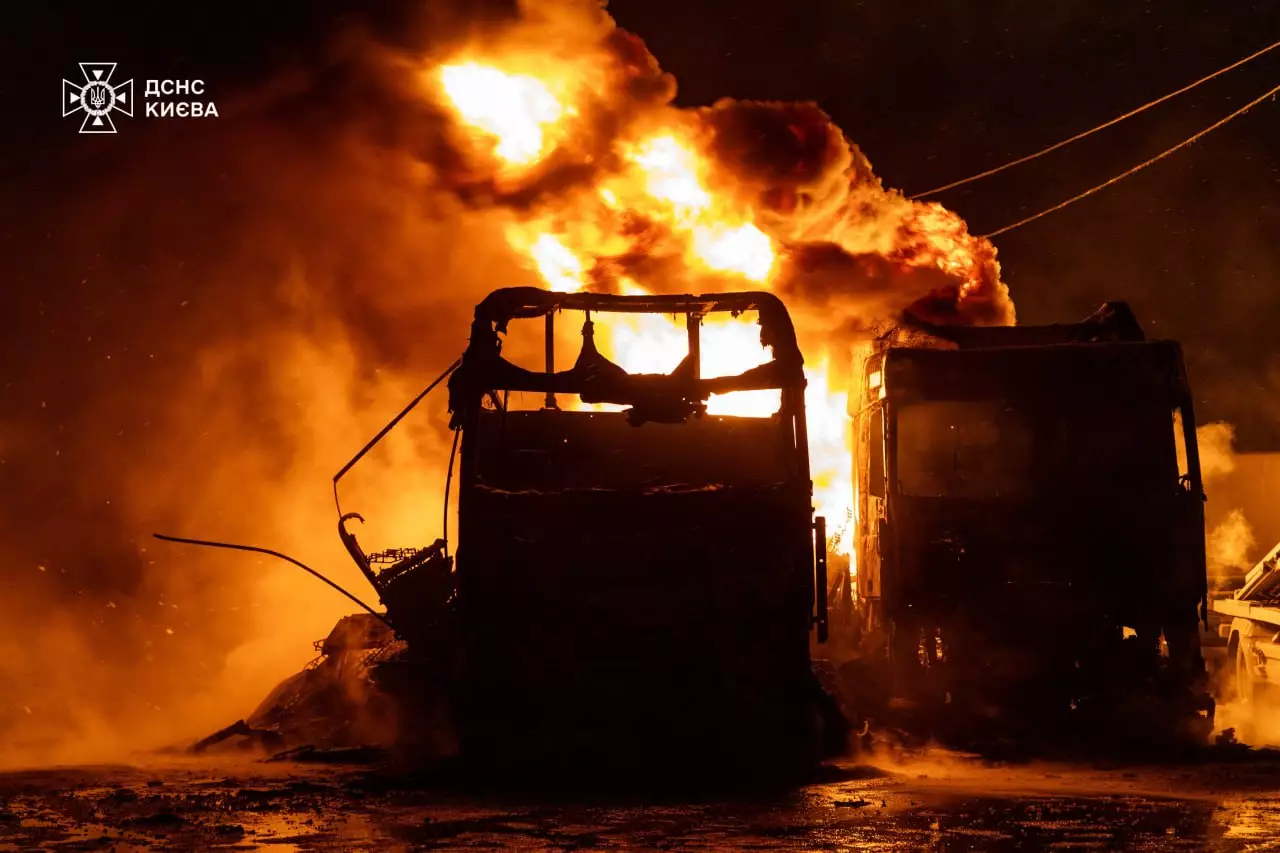 Палаючі автомобілі вночі після обстрілу в Україні, густий дим піднімається в небо