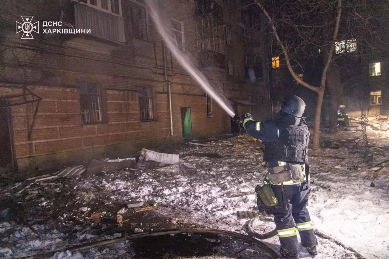 Рятувальник гасить пожежу в пошкодженій будівлі після нічної атаки на Харківщині