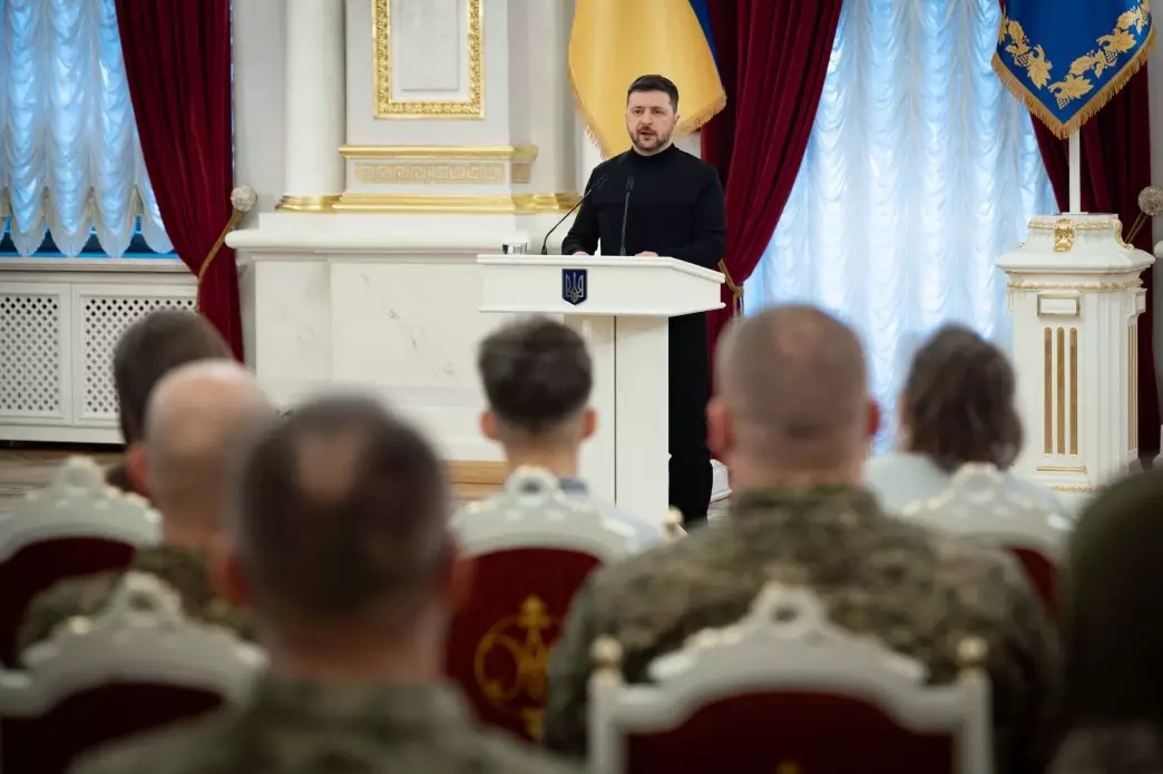 Президент України виступає перед військовими під час церемонії нагородження у залі з державними символами