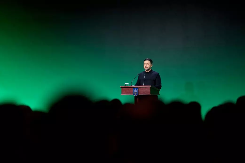 Президент України виступає на сцені під час вручення державних нагород військовим підрозділам