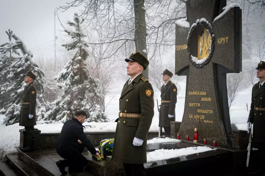 Президент України покладає квіти до пам’ятного хреста Героям Крут на Аскольдовій могилі в Києві