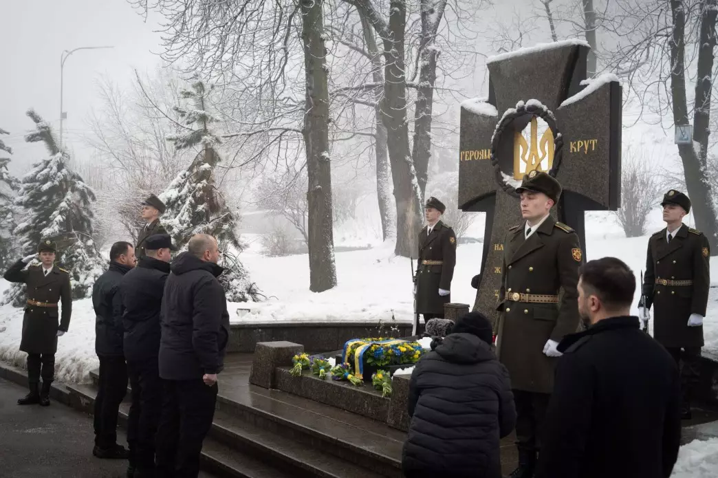 Президент України вшановує пам'ять Героїв Крут, покладаючи квіти до пам'ятного хреста на Аскольдовій могилі