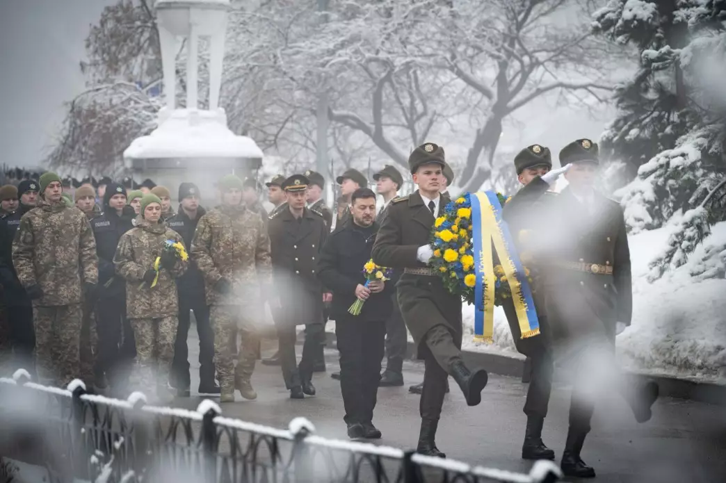 Президент України покладає квіти до пам’ятного хреста Героям Крут на Аскольдовій могилі в Києві