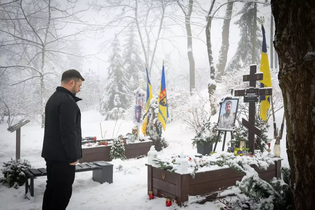 Президент України вшановує пам'ять Героїв Крут на засніженій Аскольдовій могилі в Києві