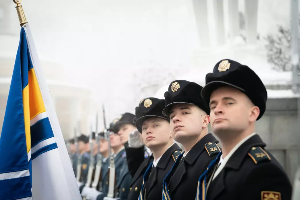 Українські військові в парадній формі стоять на варті під час вшанування пам'яті Героїв Крут