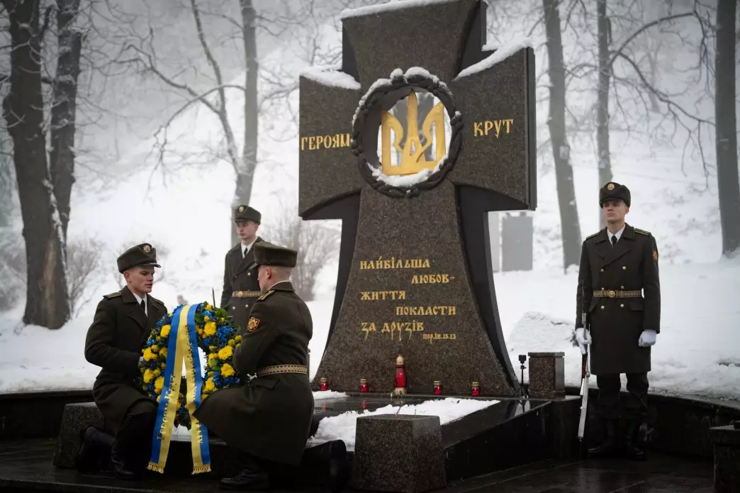Президент України покладає квіти до пам’ятного хреста Героям Крут на Аскольдовій могилі в Києві