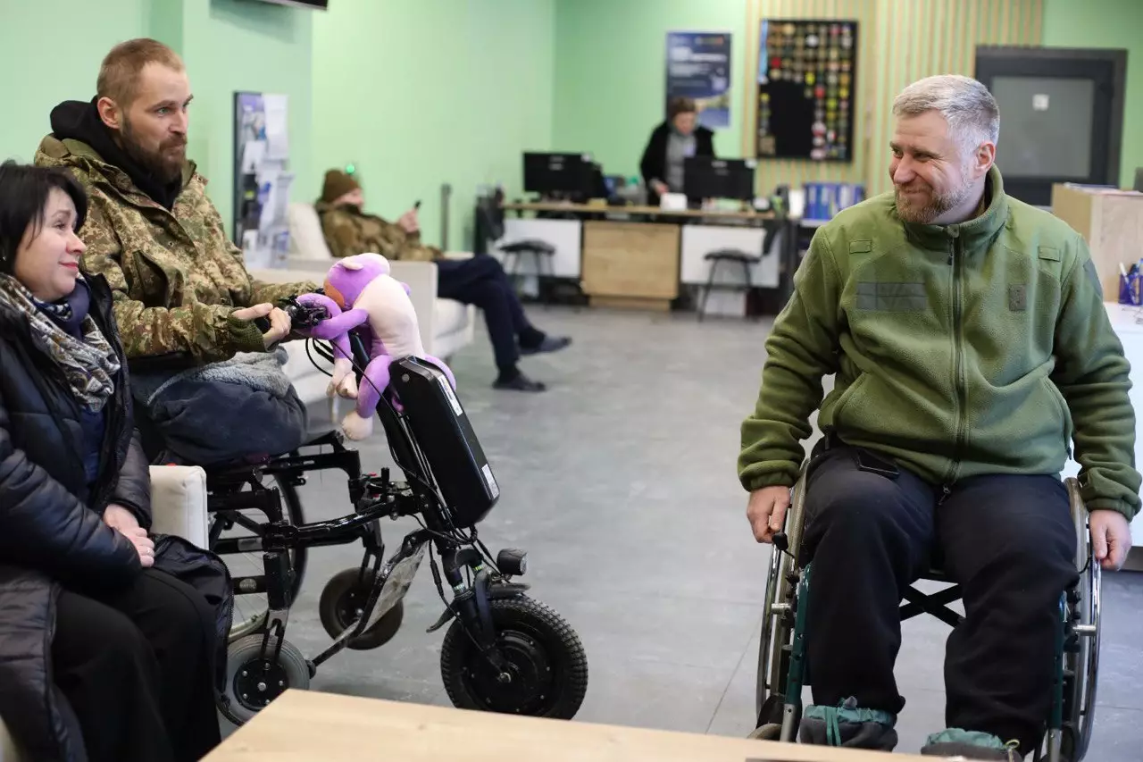 Ветерани на інвалідних візках отримують консультації в сервісному центрі МВС України