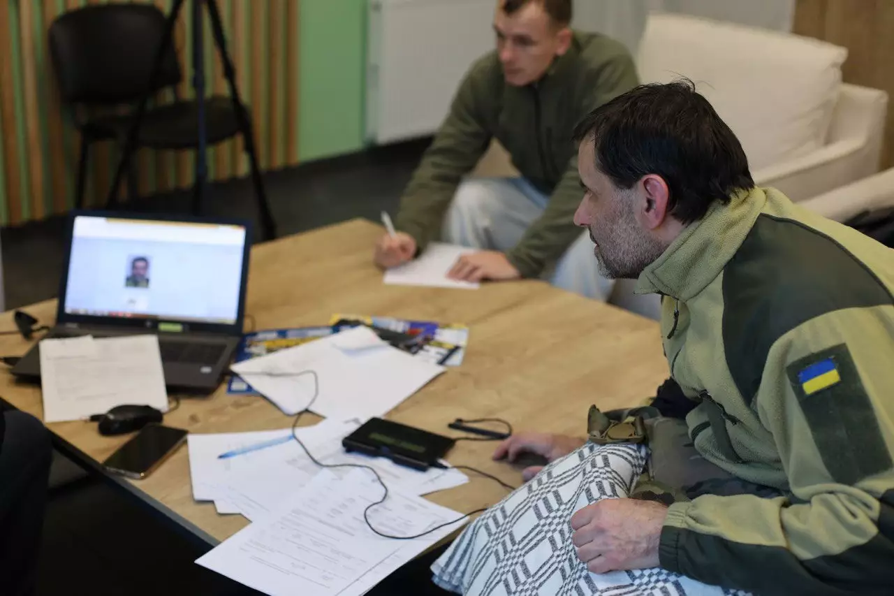 Ветеран отримує консультацію в сервісному центрі МВС, обговорюючи відновлення документів