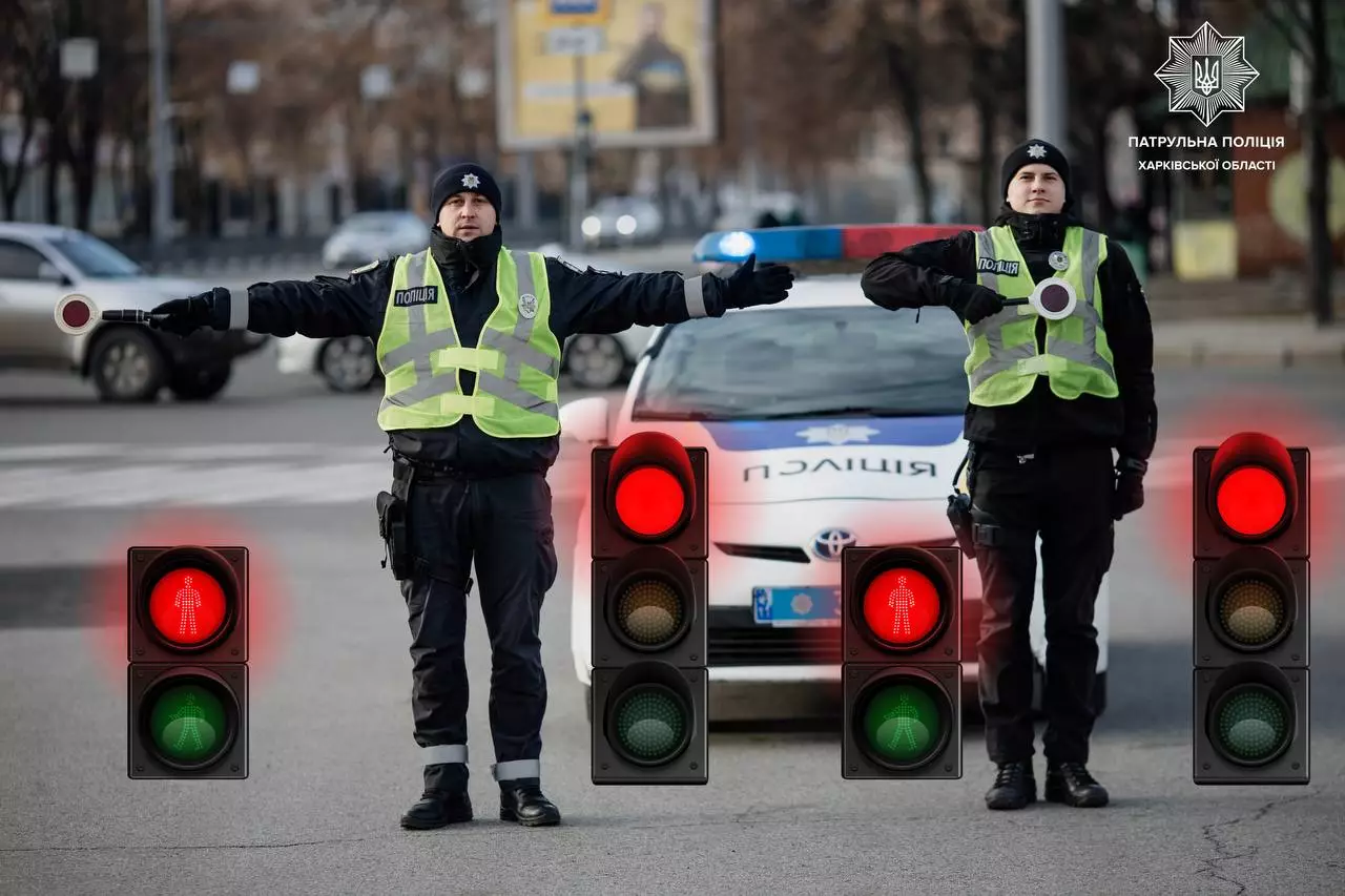 Двоє поліцейських регулюють рух на перехресті, на задньому плані поліцейський автомобіль