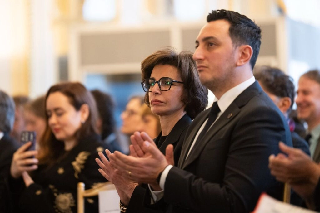 Делегація Міністерства культури України аплодує під час заходу в Парижі, присвяченого культурній спадщині
