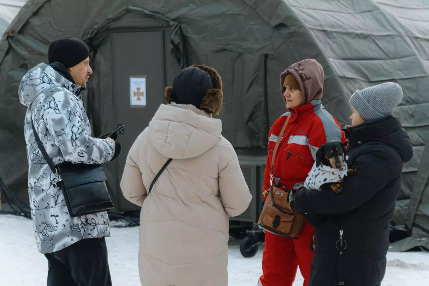 Рятувальники ДСНС спілкуються з людьми біля пункту обігріву в зимовому Києві, надаючи допомогу