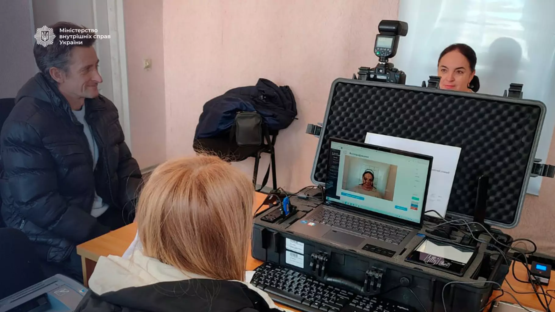 Мобільна група ДМС оформлює паспортні документи для жителів прифронтових громад України