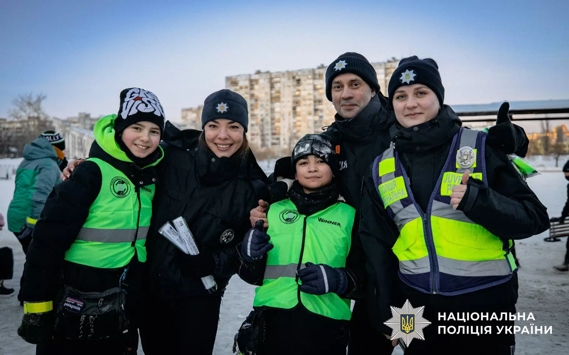 Ювенальні поліцейські в жилетах зі світловідбивачами проводять профілактичні заходи з дітьми на вулиці