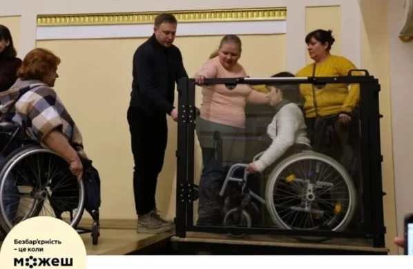 Підйомник на сцену, QR-код і тактильні рішення: як Львівська національна філармонія ламає бар’єри вже сьогодні