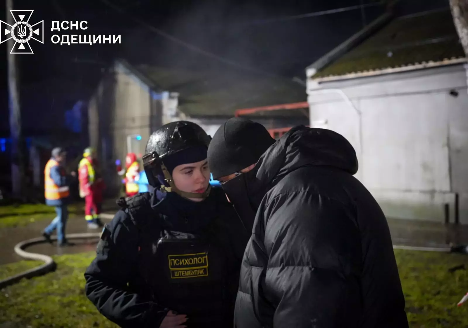 Психологиня ДСНС надає підтримку постраждалому після атаки в Одеській області, нічна сцена