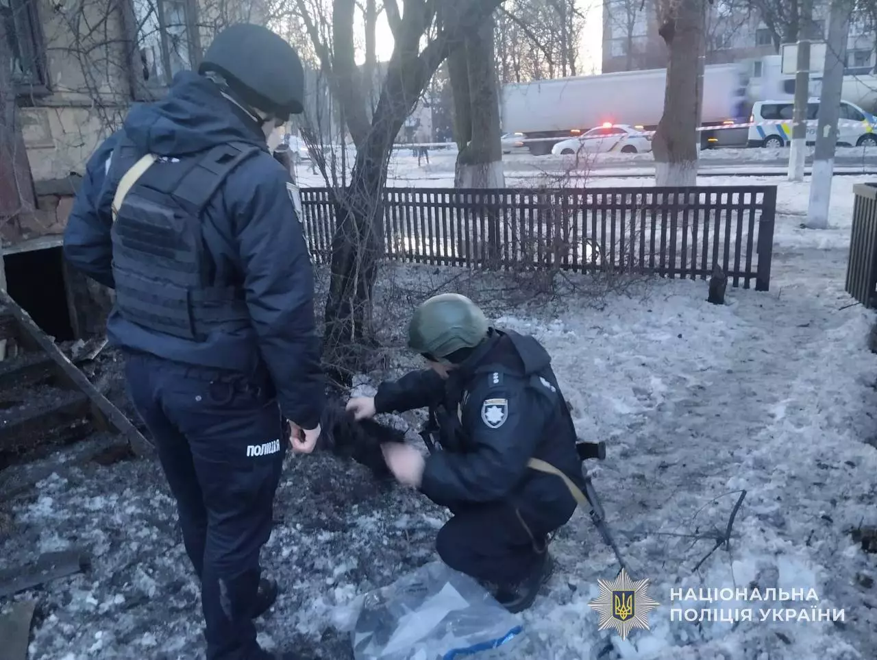 Поліцейські оглядають місце обстрілу в зимовому парку, збираючи докази для розслідування атак