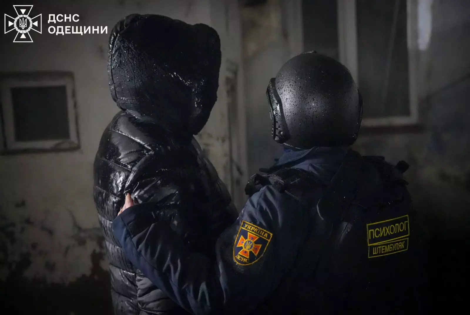 Психолог ДСНС надає підтримку постраждалому після атаки в Одеській області