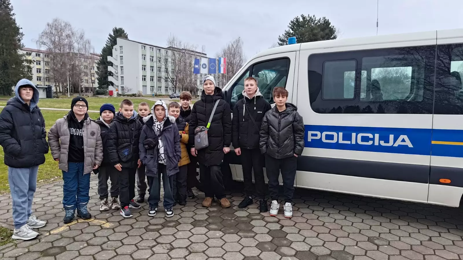 Діти з України біля поліцейського автомобіля в Загребі під час програми «Життя без мін» у Хорватії