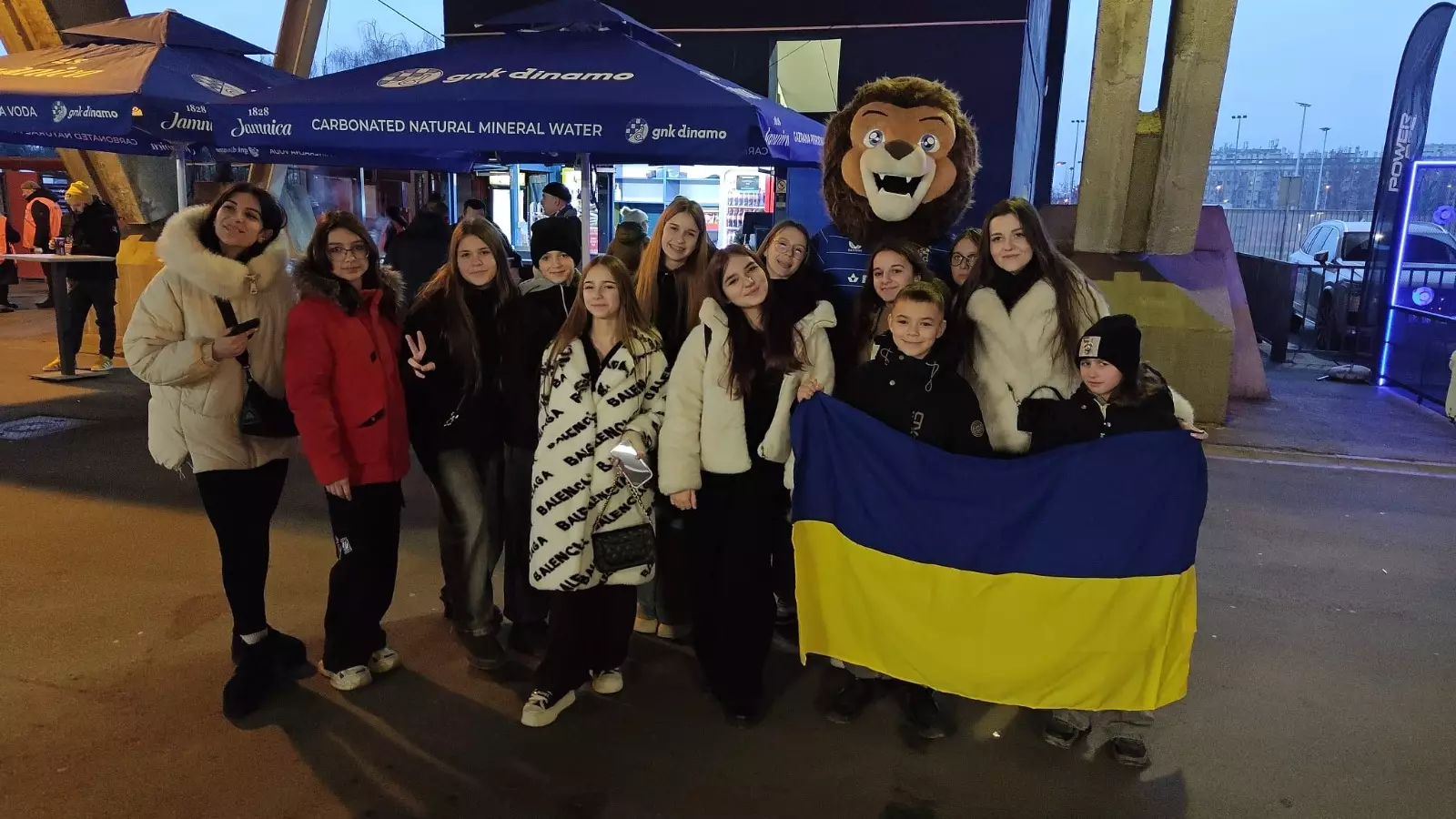 Група дітей з українським прапором на вулиці Загреба під час відпочинку в Хорватії