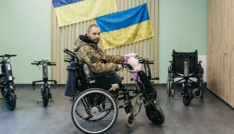 Смартколеса для свободи руху: ГМКЦ МВС впровадив електроприводи до крісел колісних – що це дає ветеранам?