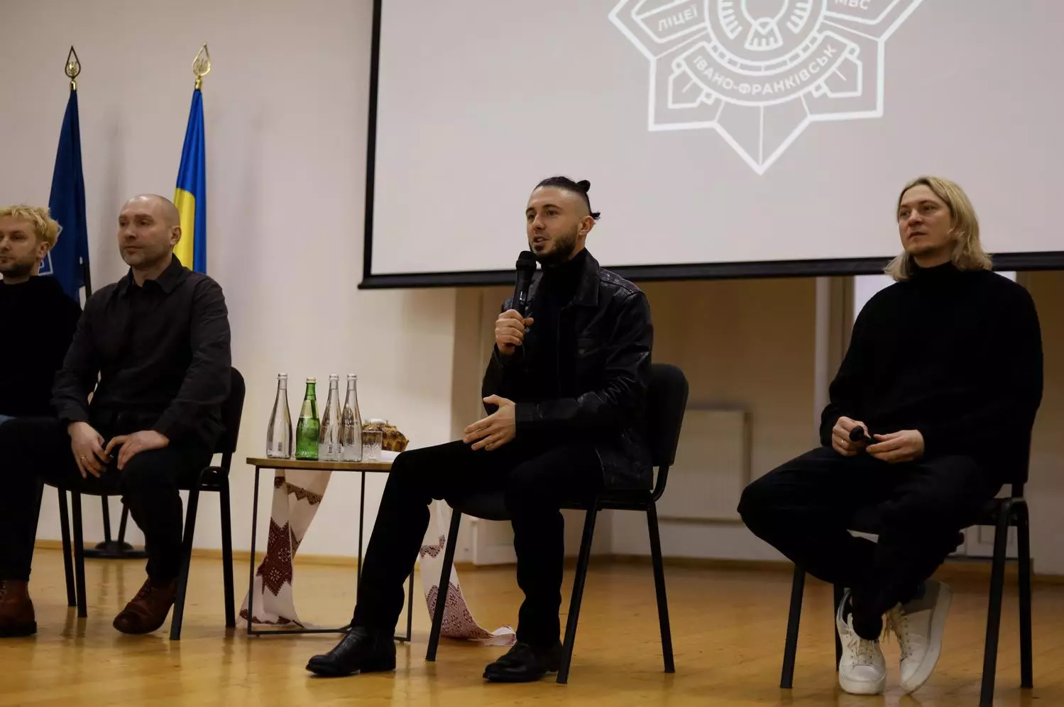 Лідер гурту «Антитіла» Тарас Тополя спілкується з ліцеїстами в Івано-Франківському ліцеї МВС