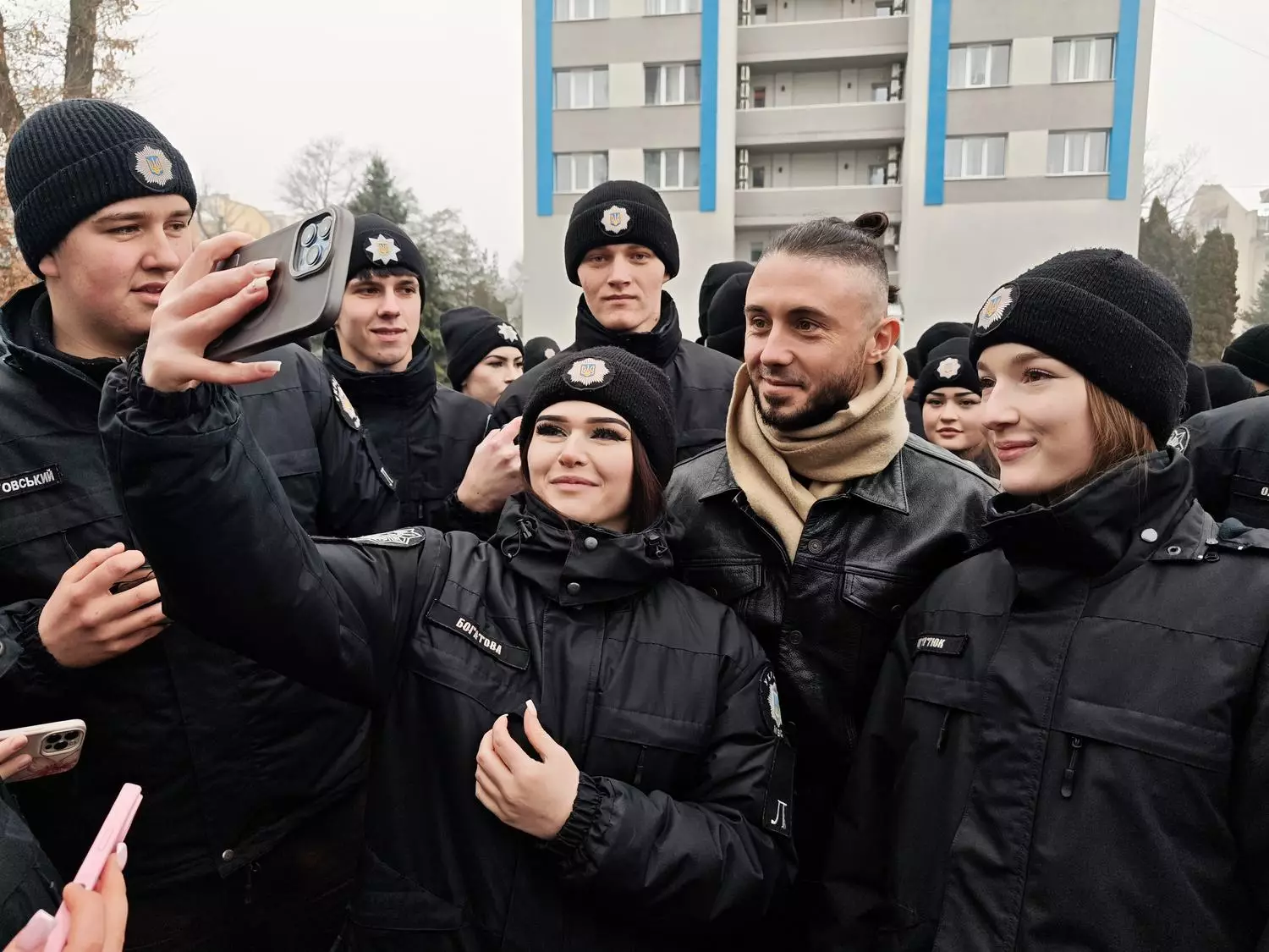 Ліцеїсти МВС у формі роблять селфі з учасником гурту «Антитіла» на тлі будівлі в Івано-Франківську
