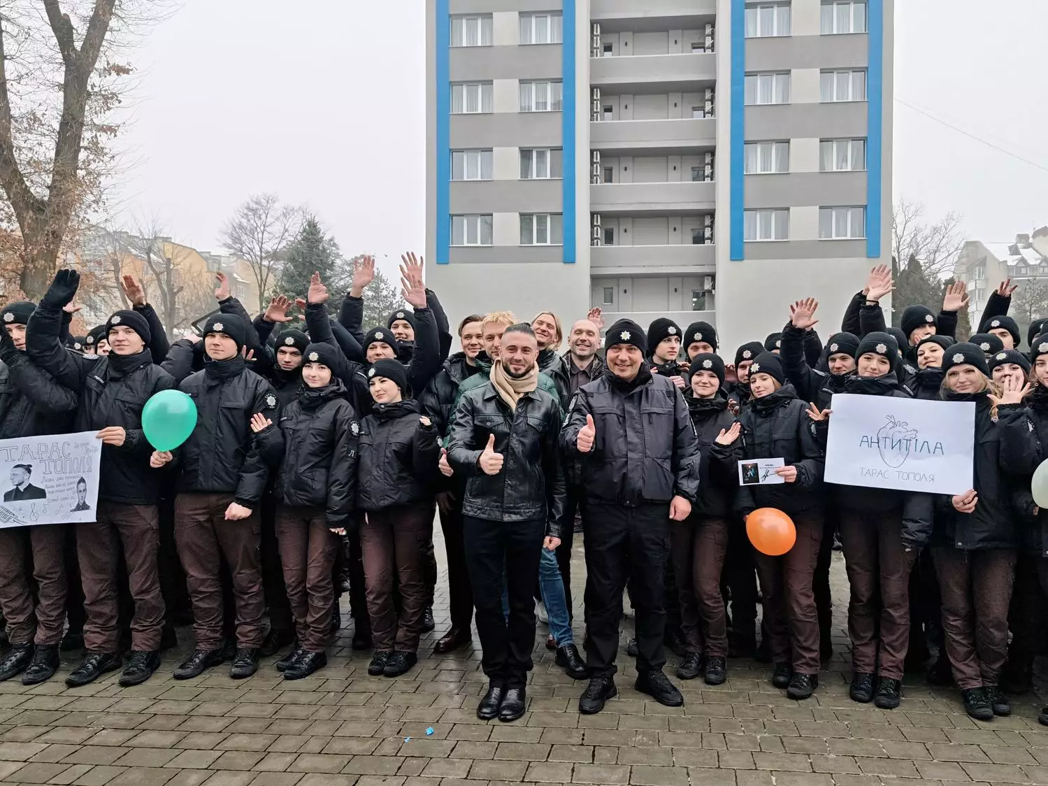 Ліцеїсти МВС з гуртом «Антитіла» на тлі будівлі в Івано-Франківську, під час зустрічі в рамках туру
