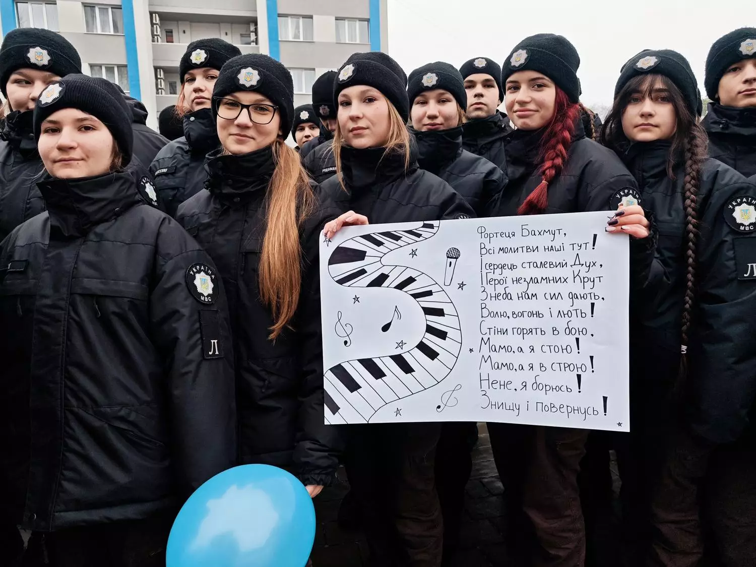 Ліцеїсти в формі МВС тримають плакат з текстом пісні, присвяченої гурту «Антитіла», на зустрічі в Івано-Франківську