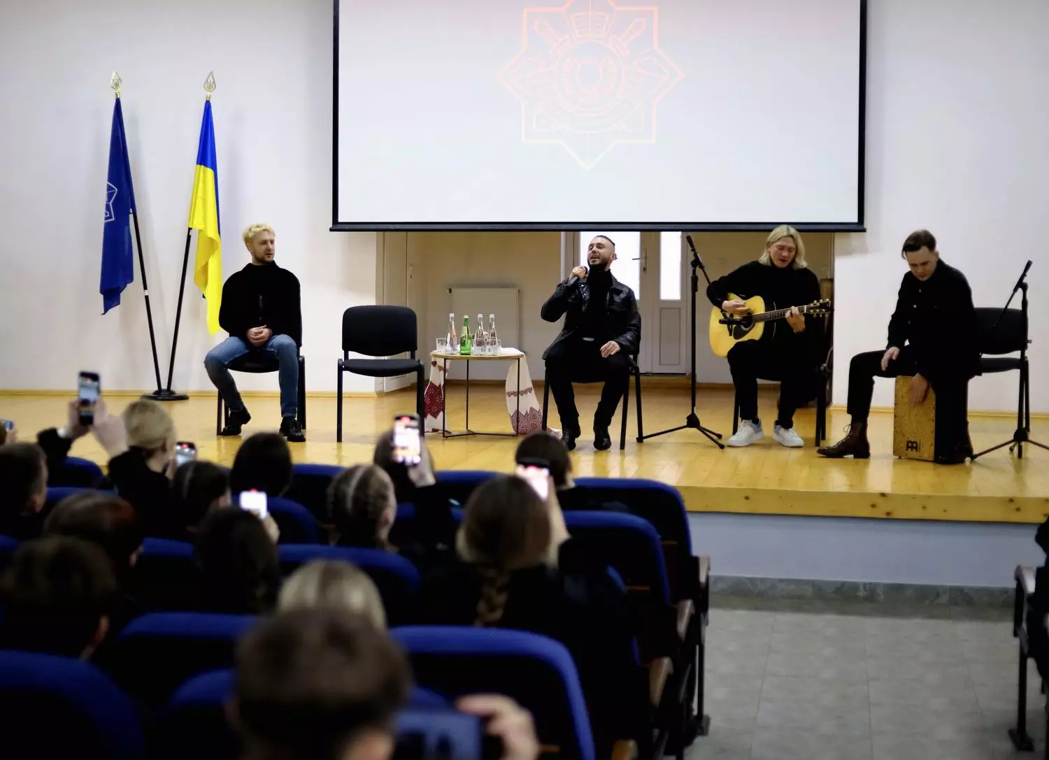 Ліцеїсти слухають виступ гурту «Антитіла» в актовій залі ліцею МВС в Івано-Франківську