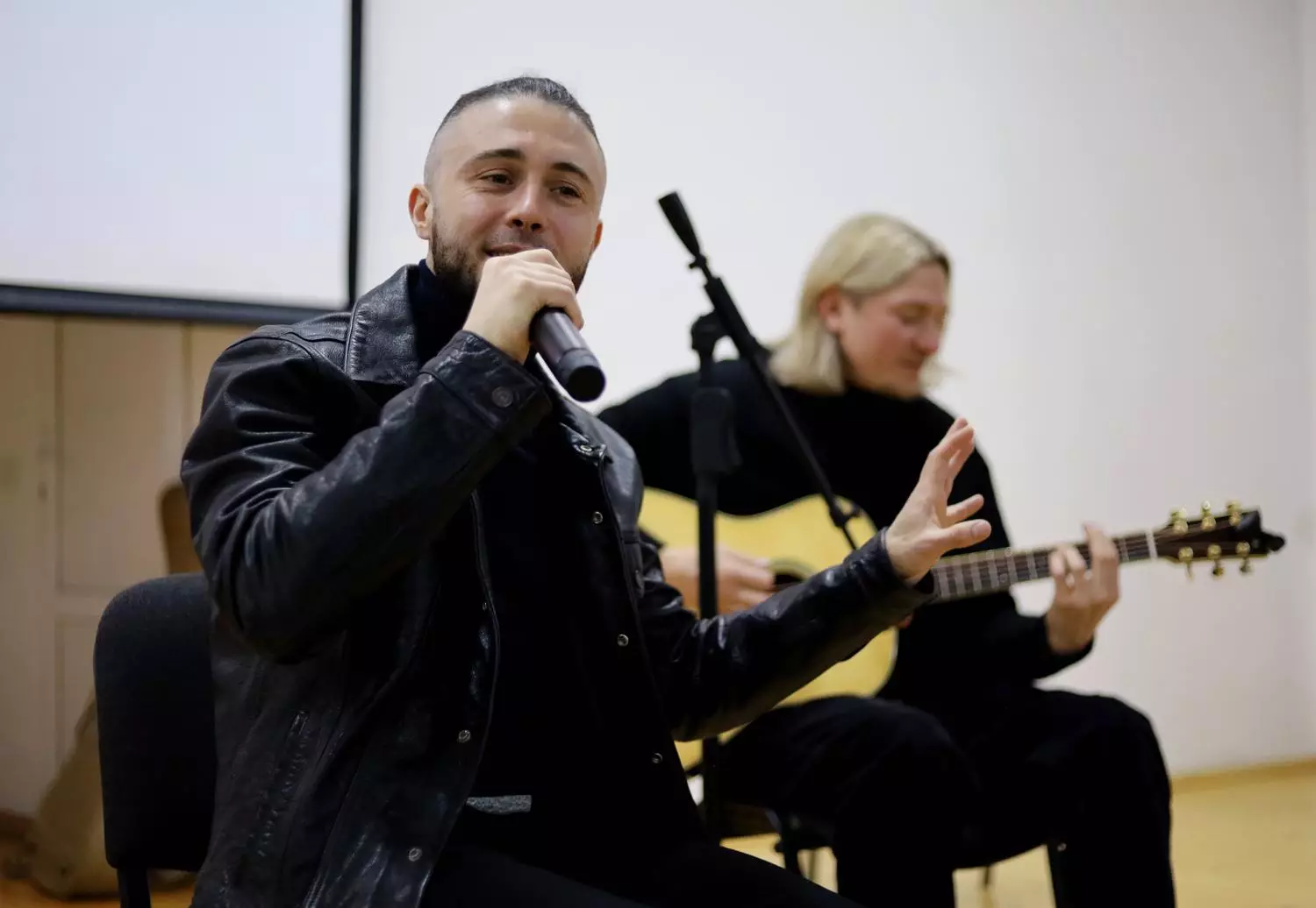 Лідер гурту «Антитіла» Тарас Тополя виступає перед ліцеїстами в Івано-Франківську, грає гітарист