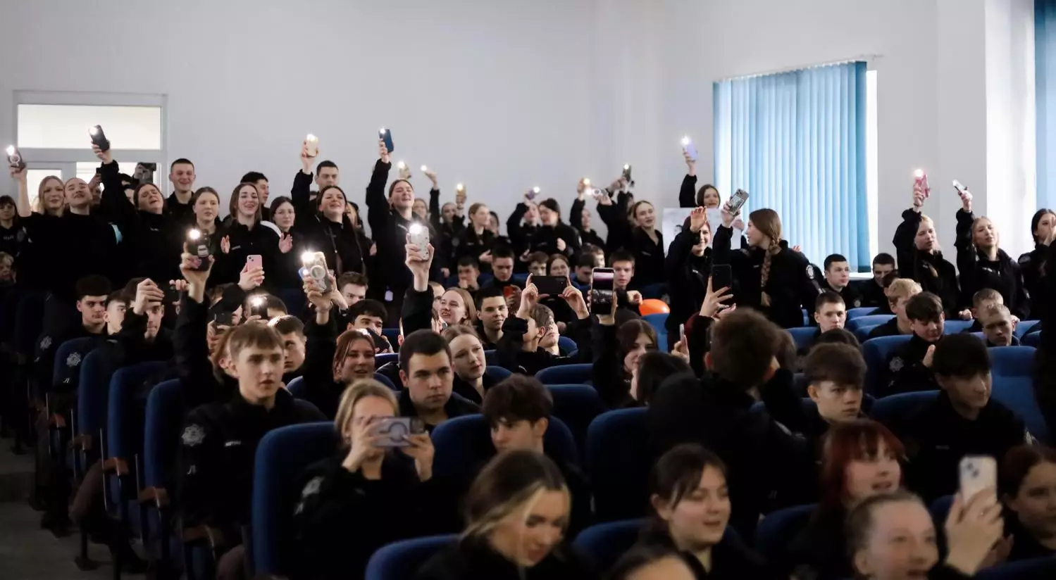Ліцеїсти в залі з піднятими телефонами під час зустрічі з гуртом «Антитіла» в Івано-Франківську